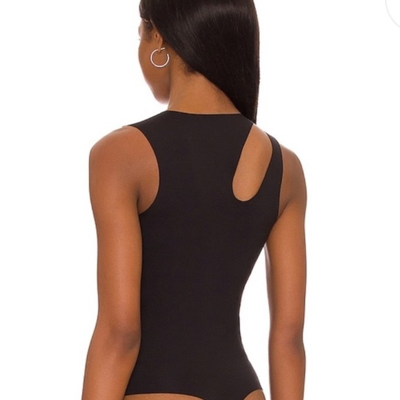 Commando Sleeveless Banded
Cutout Seamless Bodysuit Top Black
Size XS revolve - Picture 2 of 8
